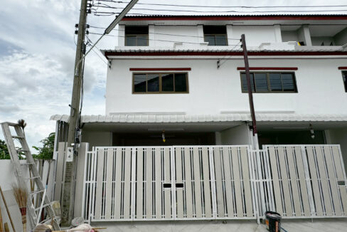 ขายทาวน์เฮ้าส์ 3 ชั้น ทำเลดี ราคาถูก ทาวน์เฮ้าส์ 3 ชั้น ซ.นวลจันทร์ 36 แยก 3